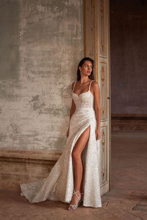 In questa foto una modella indossa un abito da sposa glitterato di Milla Nova 2024