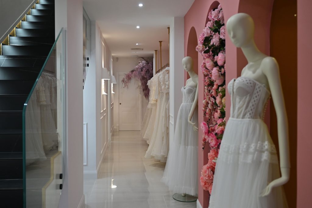 In questa immagine una sezione del nuovo showroom de Le Spose di Giulio Gaudiosi