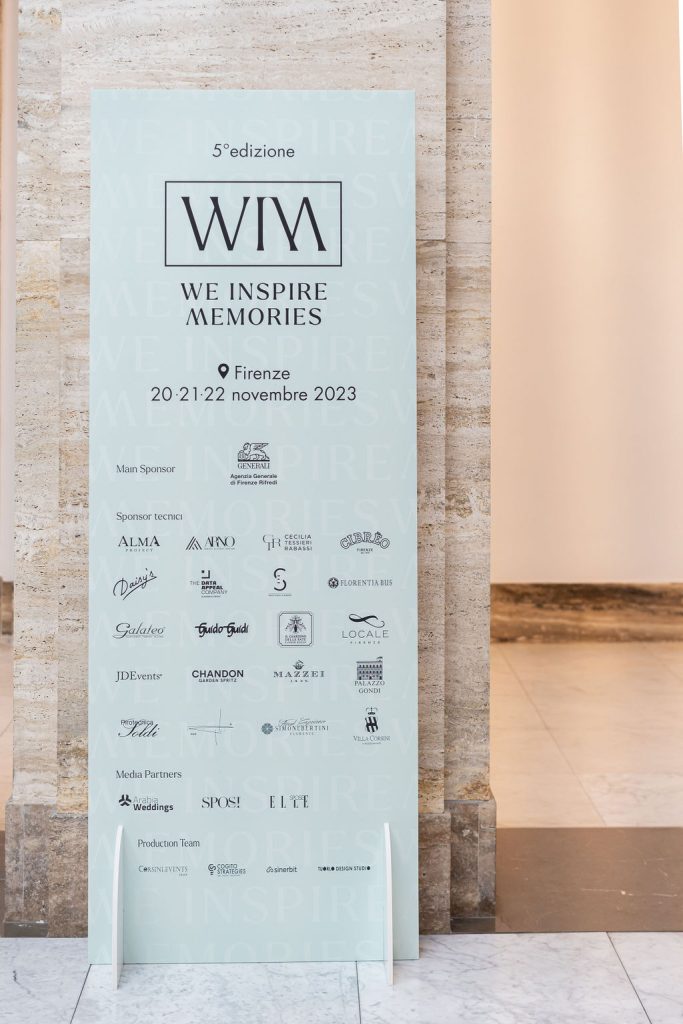 In questa foto il banner con gli sponsor e i media partner di WIM 2023