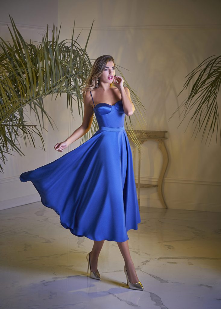 In questa immagine un abito da damigelle 2024 di Antonio D'Errico blu con bustier. 
