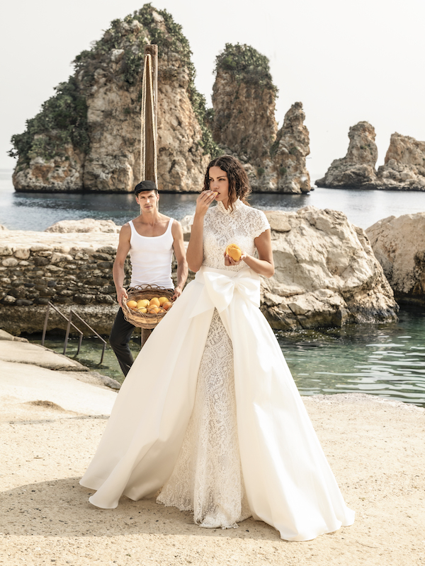 In questa foto un abito da sposa trasformabile firmato Alessandro Angelozzi Couture 2024