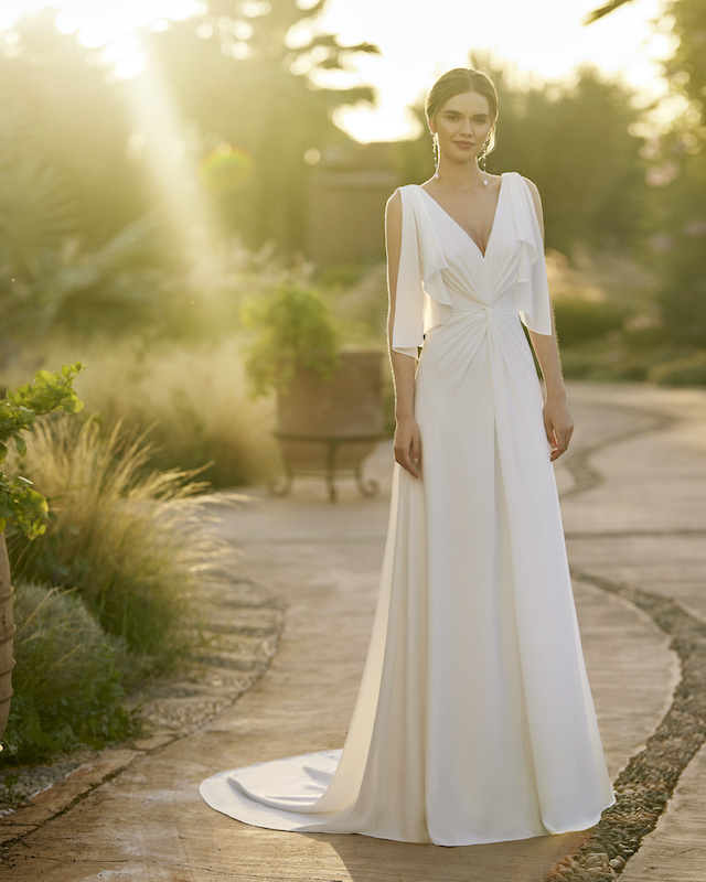 In questa foto un abito da sposa semplice 2024 di Alma Novia