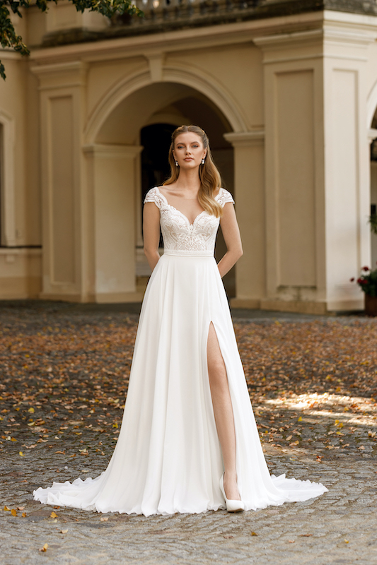 In questa foto una modella indossa un romantico abito da sposa scivolato di Angela Bianca. Il vestito è tra i 100 modelli di abiti da sposa 2024 più belli