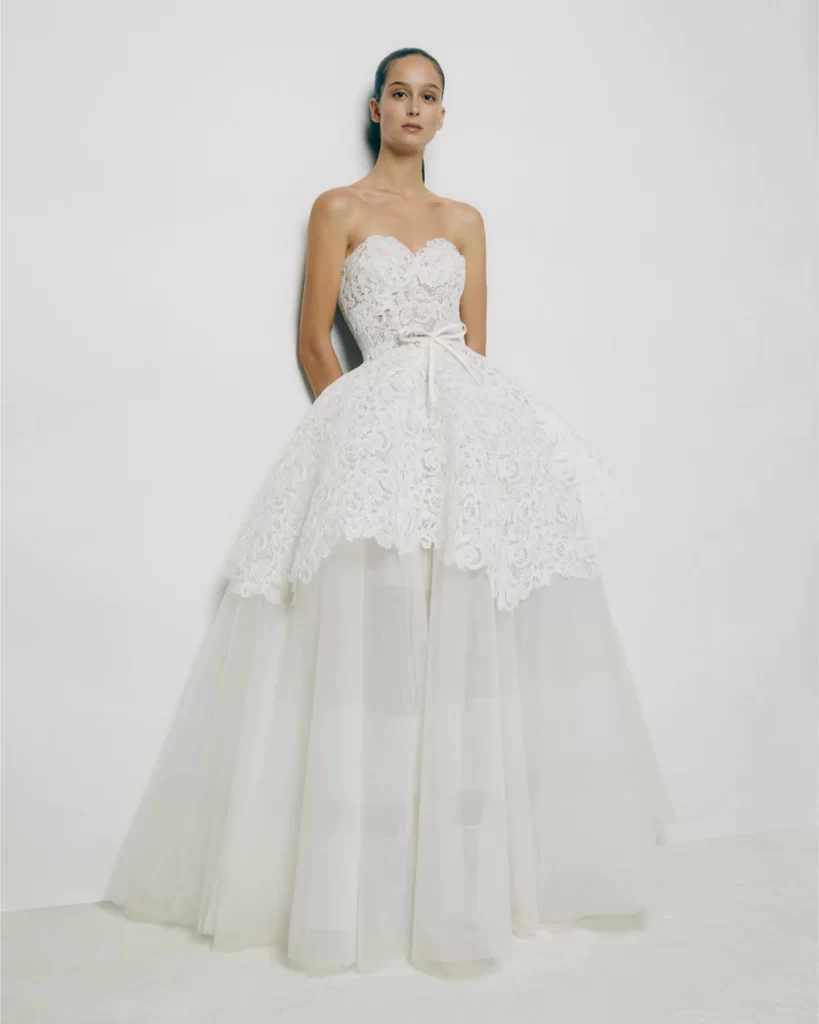 In questa foto una modella posa con un abito da sposa Antonio Riva Milano 2024