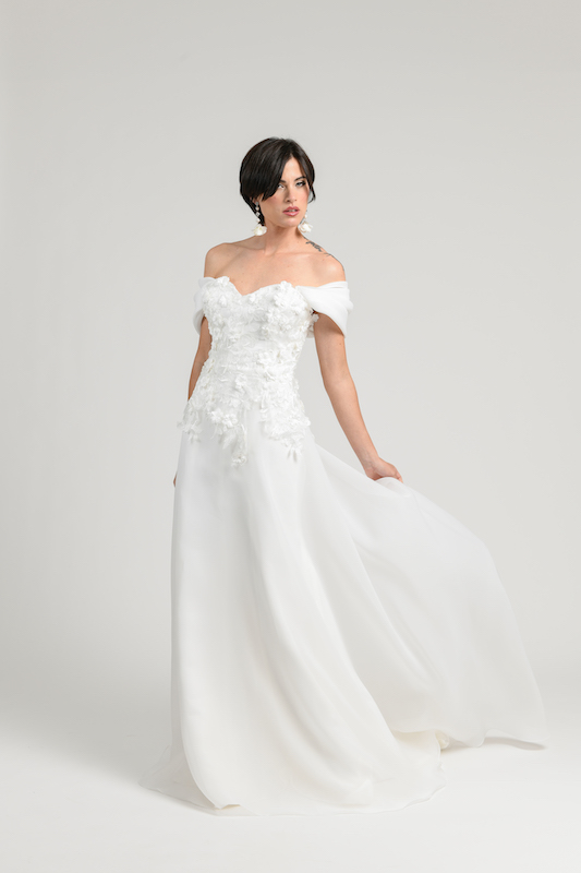 In questa foto una modella indossa un abito da sposa scivolato total white di Atelier Benedetta: è tra i 100 abiti da sposa 2024 più belli