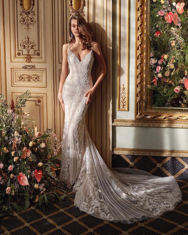 In questa foto una modella indossa una sirena Demetrios Bride 2024
