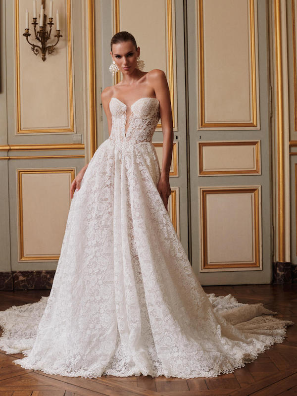 In questa foto una modella posa con un abito da sposa scivolato in pizzo di Galia Lahav: il vestito è inserito tra gli abiti da sposa più belli delle collezioni 2024