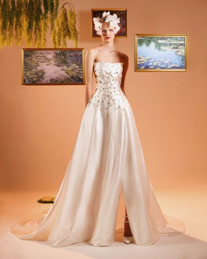 In questa foto una modella indossa un abito da sposa scivolato, con perline e micro cristalli applicati sul bustier, di Gemy Maalouf