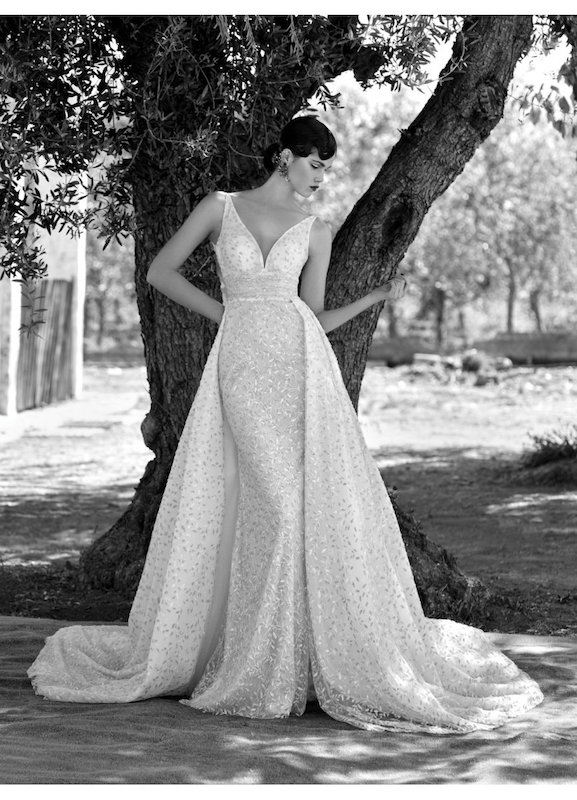 In questa foto una modella indossa un abito da sposa trasformabile 2024 di Higar Novias Privee