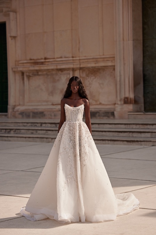 In questa foto un abito da sposa Julie Vino 2024 interamente impreziosito da micro applicazioni sparkling