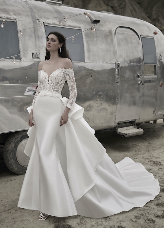 In questa foto un romantico abito da sposa con imponente sovragonna di Tosca Sposa 2024