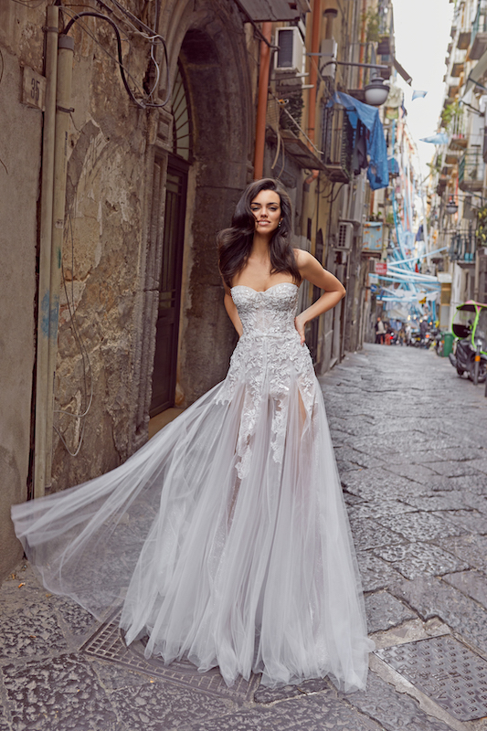 In questa foto un abito da sposa di Maison Signore, colelzione Sofia, scivolato e con bustier a cuore. Sulla gonna a ruota uno splendido effetto vedo non vedo.  