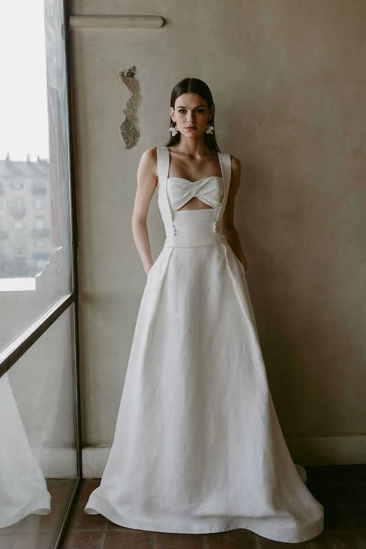 In questa foto una modella indossa uno degli abiti da sposa 2024 più belli: è della stilista Maura Brandino