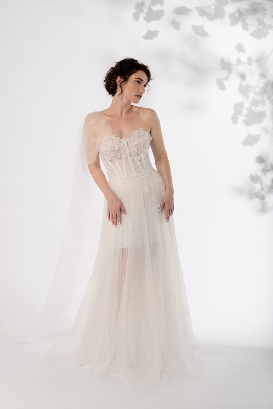 In questa foto una modella posa con un abito della collezione sposa Melania Fumiko 2024