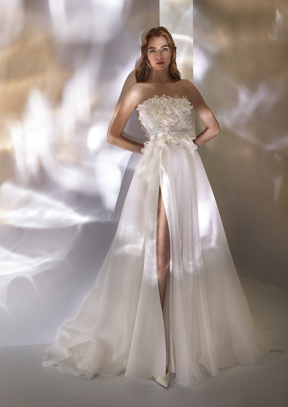 In questa foto una modella indossa un abito da sposa 2024 di Nicole Couture, label del gruppo Pronovias