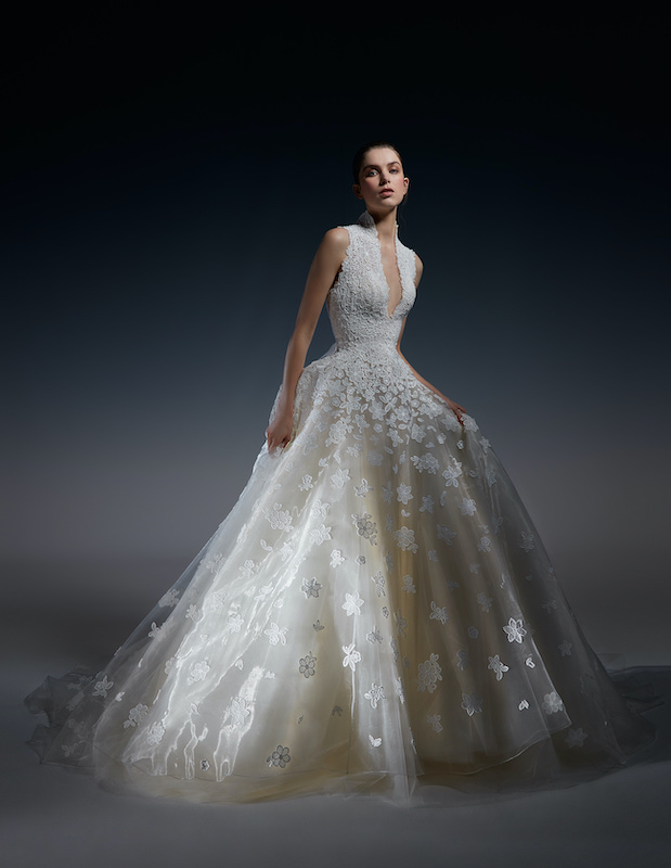 In questa foto la modella indossa la creazione di Peter Lagner scelta per stare tra i 100 abiti da sposa 2024 più belli