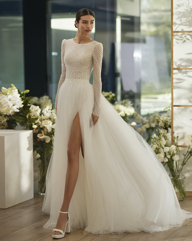 In questa foto un romantico abito da sposa 2024 di Rosa Clarà Couture: il top è realizzato con una maglia di micro perline, mentre la gonna è vaporosa in tulle 