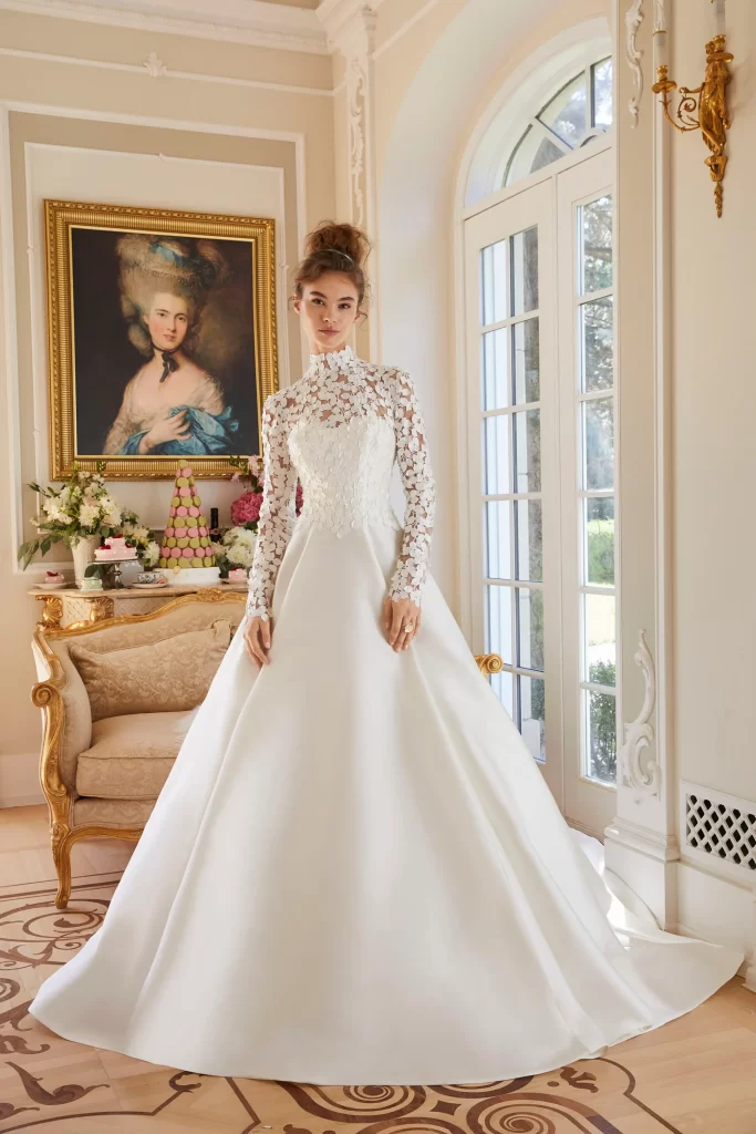 In questa foto una modella indossa un abito da sposa in mikado, modello redingote, di Sareh Nouri