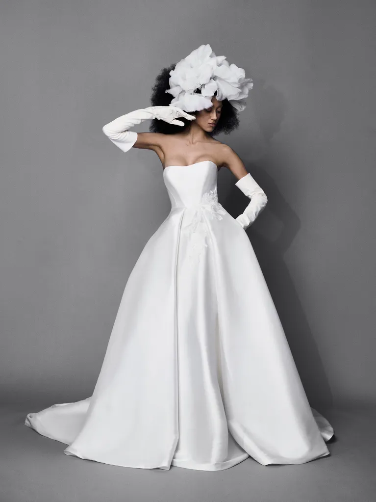 In questa foto una modella indossa un abito da sposa redingote in mikado di seta bianco di Vera Wang: il vestito è tra i 100 abiti da sposa 2024 più belli