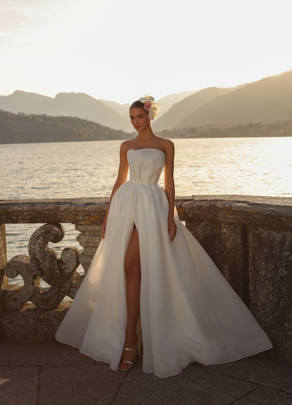 In questa foto una modella posa con un vestito di Victoria Soprano, tra i 100 abiti da sposa 2024 più belli