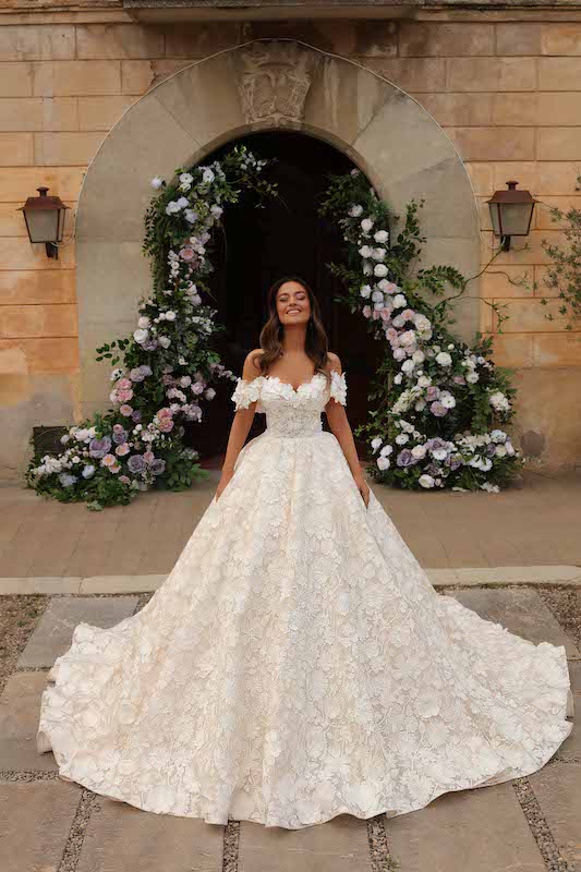 In questa foto una modella indossa un romantico abito stile principessa, con applicazioni floreali 3D all over, di Vladiyan Royal 2024