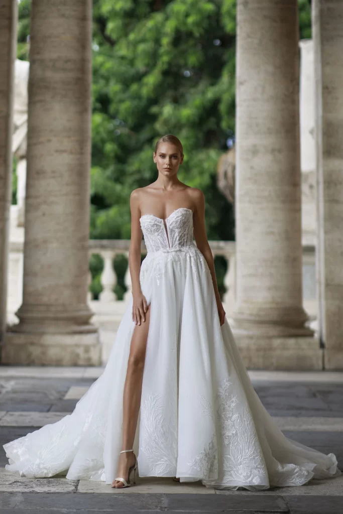 In questa foto una modella con un abito da sposa Yedyna Wedding 2024