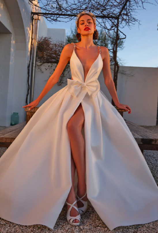 In questa foto una modella indossa un vestito della collezione My Secret Sposa 2024 