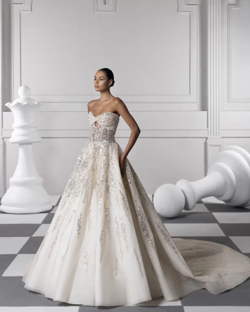 In questa foto una della creazioni di Tony Ward: il modello, con importanti e scenici effetti sparkling all over, fa parte degli abiti da sposa 2024 più belli