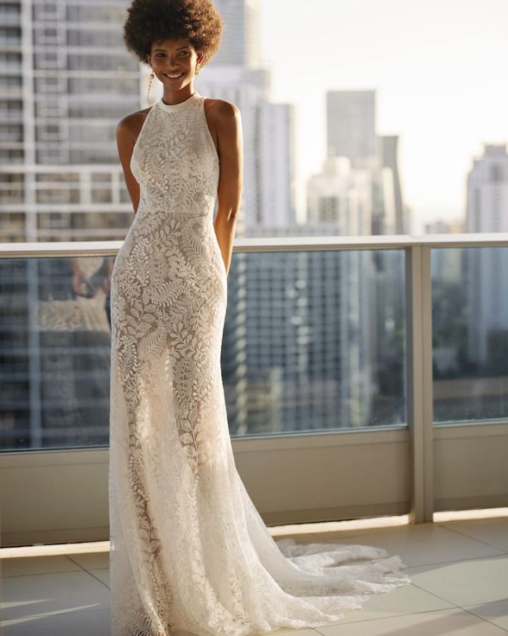 In questa foto una modella indossa uno dei modelli di abiti da sposa a sirena 2024 in pizzo di Rosa Clará