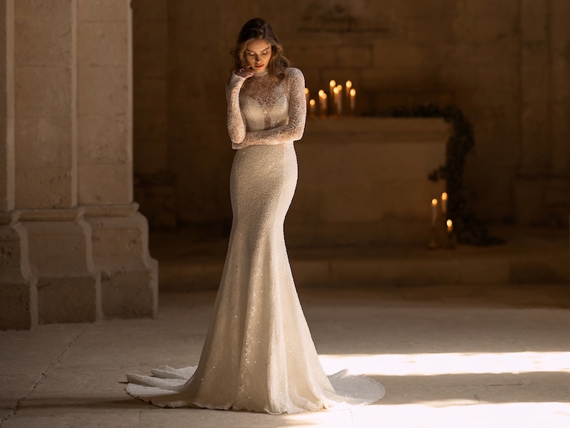 In questa foto una modella indossa uno degli abiti da sposa a sirena 2024 di Eva Lendel