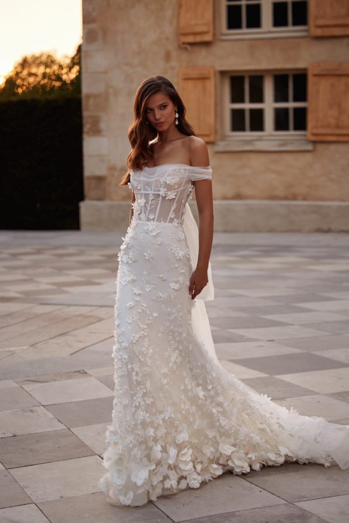 In questa foto una modella indossa uno dei modelli di abiti da sposa a sirena 2024 di Milla Nova con microfiori 3D all-over e corpetto bustier