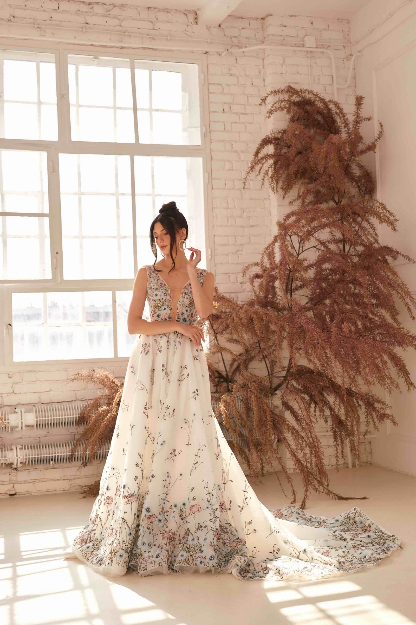 Abiti da sposa colorati 2024 tra fiori delicati e tonalita romantiche