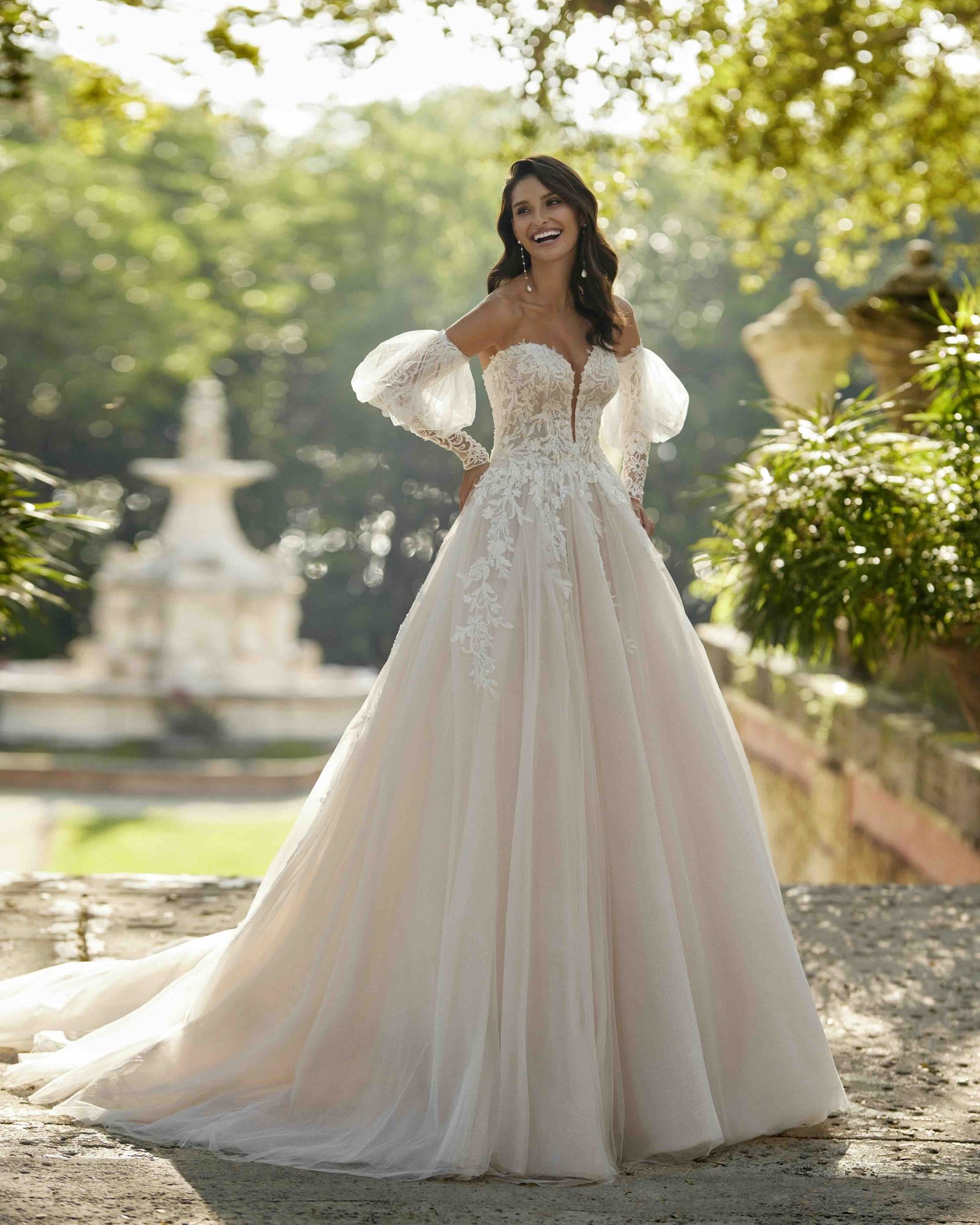 Abiti da sposa colorati 2024 tra fiori delicati e tonalita romantiche