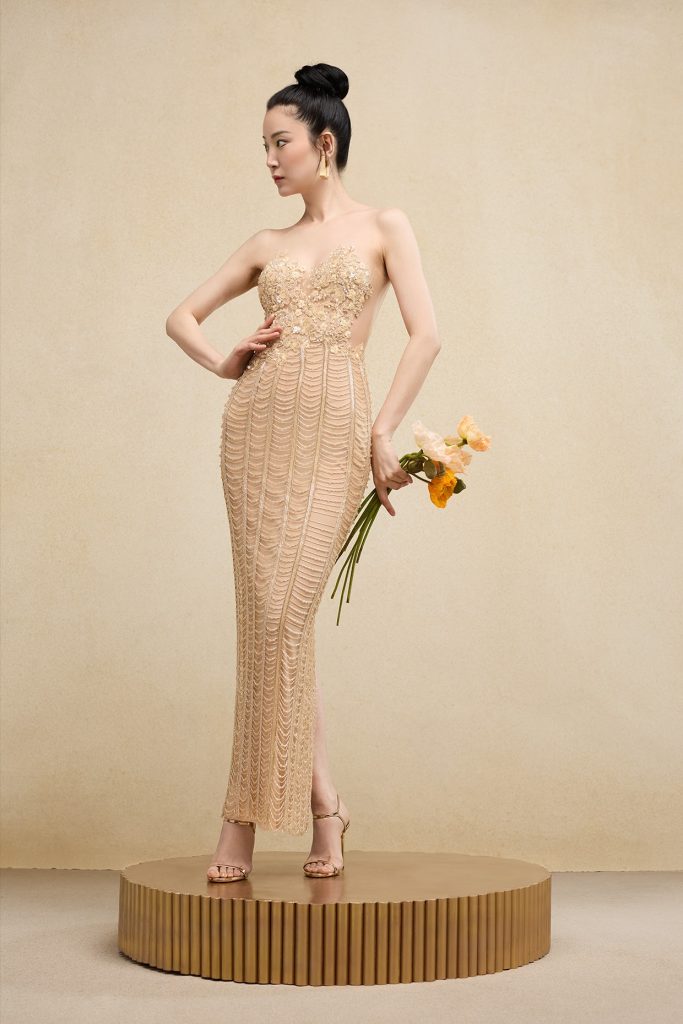 In questa immagine un abito da sposa gold di Nicole + Felicia.