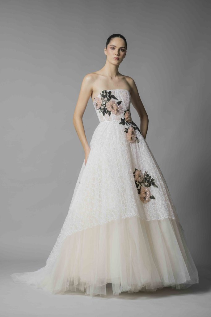 In questa immagine un abito da sposa colorato 2024: un modello con fiori in 3D di Marco Y Maria.