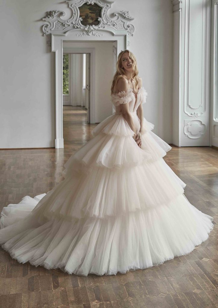 In questa immagine un abito da sposa colorato 2024: un modello rosa di con gonna con tulle di Nicole. 