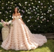 Abiti da sposa colorati 2024, tra fiori delicati e tonalità romantiche