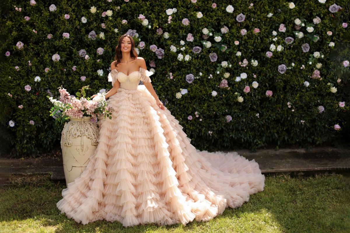 Abiti da sposa colorati 2024 tra fiori delicati e tonalita romantiche