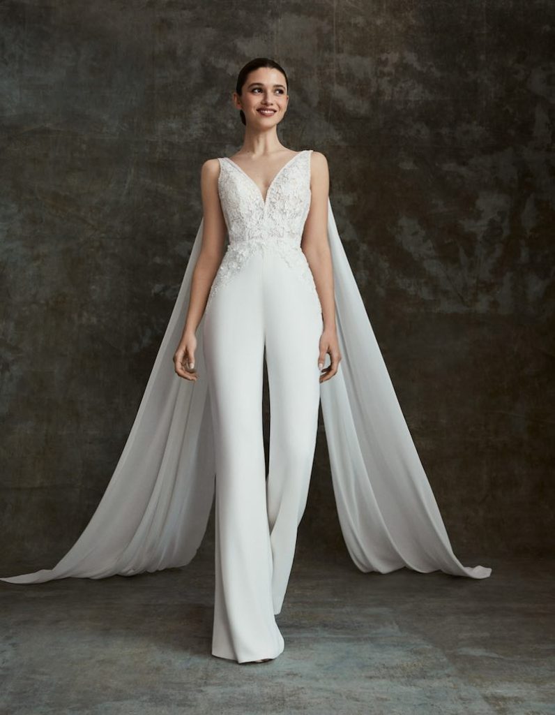 In questa foto una modella indossa una tuta da sposa 2024 di Alberto Palatchi con ali in chiffon