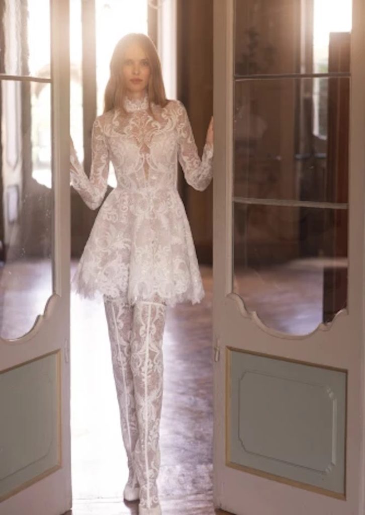 In questa foto una modella indossa un abito da sposa con gonna a ruota e leggins di Yedina Wedding Studios
