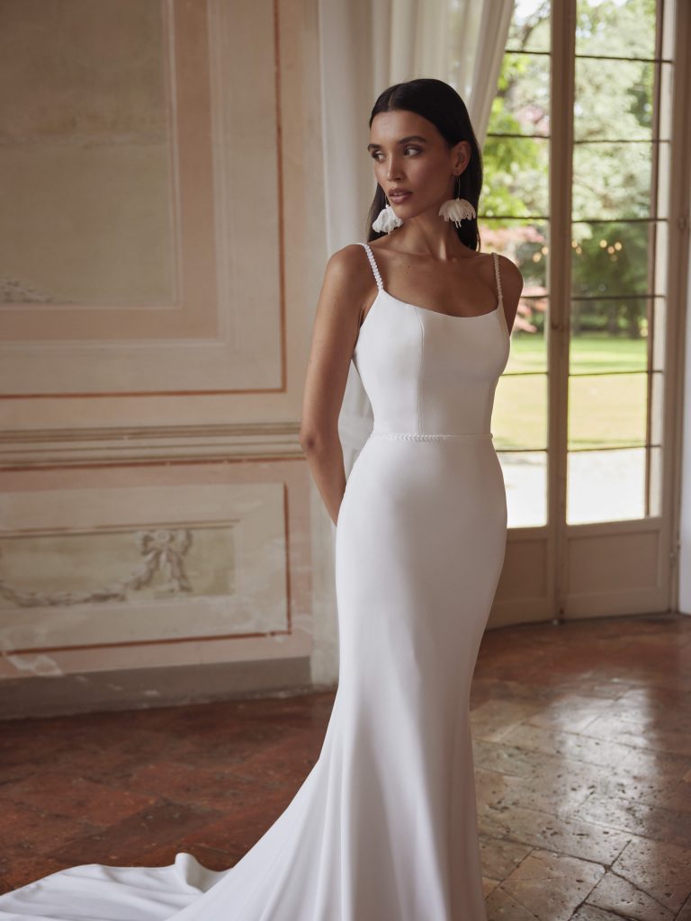 In questa immagine un modello di abiti da sposa semplici 2024 di Dominiss Unique