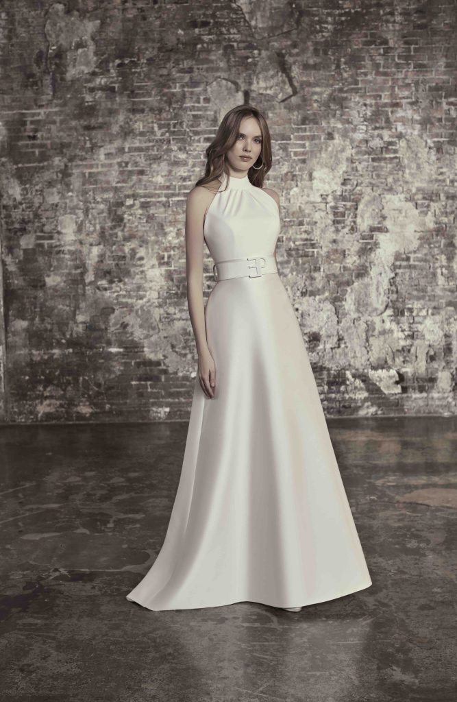 In questa immagine un modello di abiti da sposa semplici 2024 di Elisabetta Polignano. 