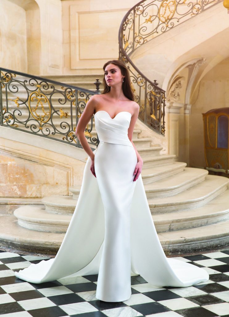 In questa immagine un modello di abiti da sposa semplici 2024 di Enzoani