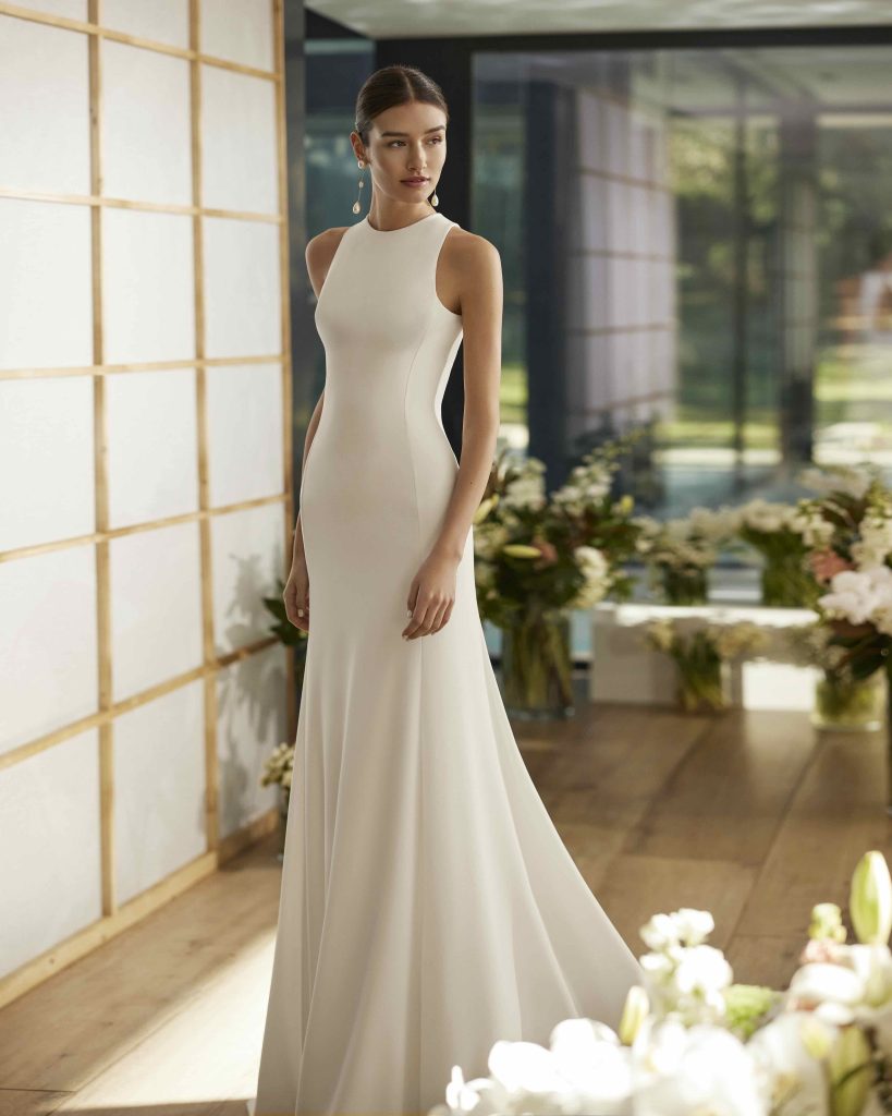 In questa immagine un modello di abiti da sposa semplici 2024 di Rosa Clarà