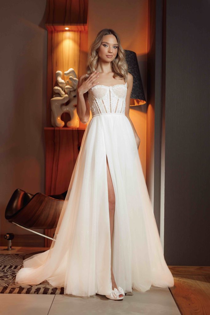 In questa immagine un abito da sposa con spacco di Annais Bridal 