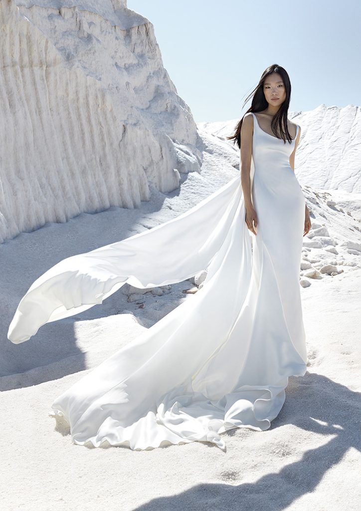 In questa immagine un abito da sposa minimal con veli che partono dalla schiena di Atelier Pronovias