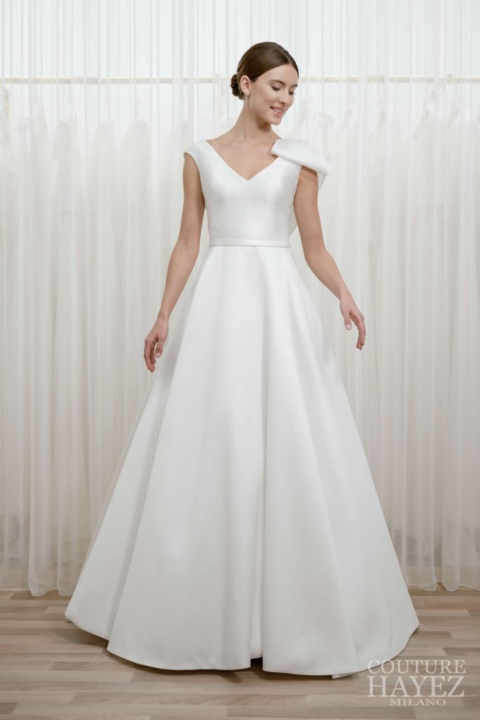 In questa immagine un modello di abiti da sposa semplici 2024 di Couture Hayez.