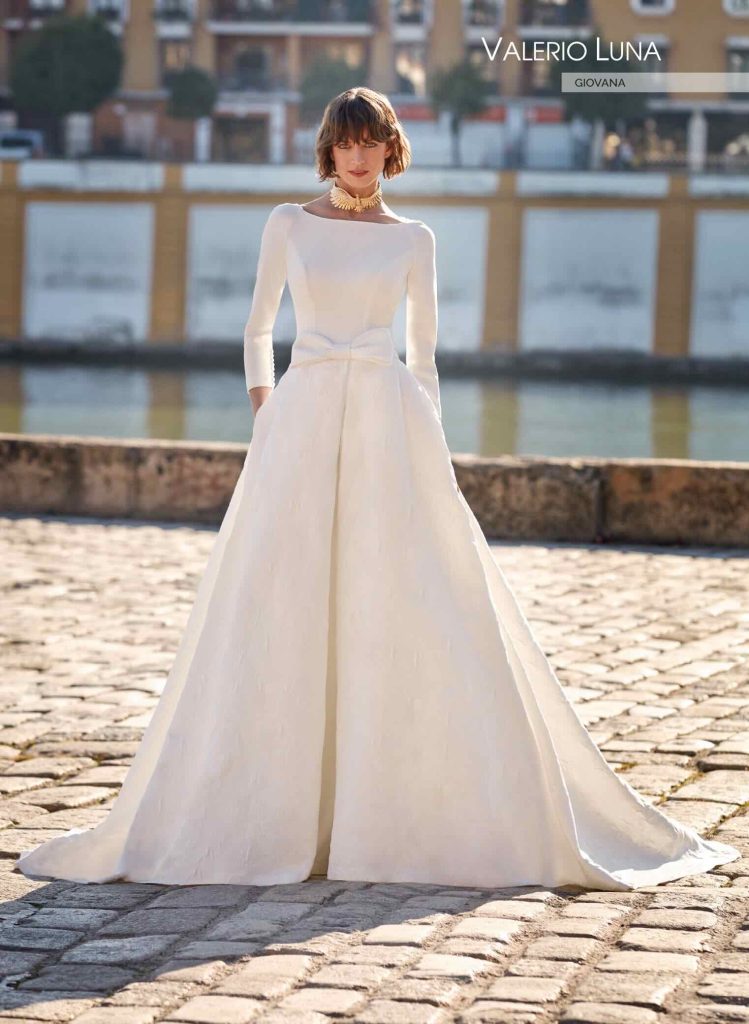 In questa immagine un modello di abiti da sposa semplici 2024 di Valerio Luna.