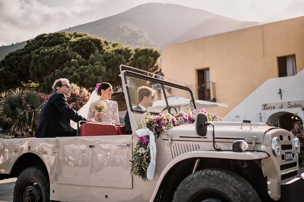 Nella foto di Antonino Gitto una sposa si dirige all'altare su una macchina d'epoca