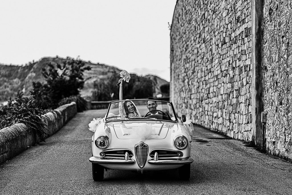 Nella foto di Antonino Gitto due sposi dopo il Sì su una macchina d'epoca